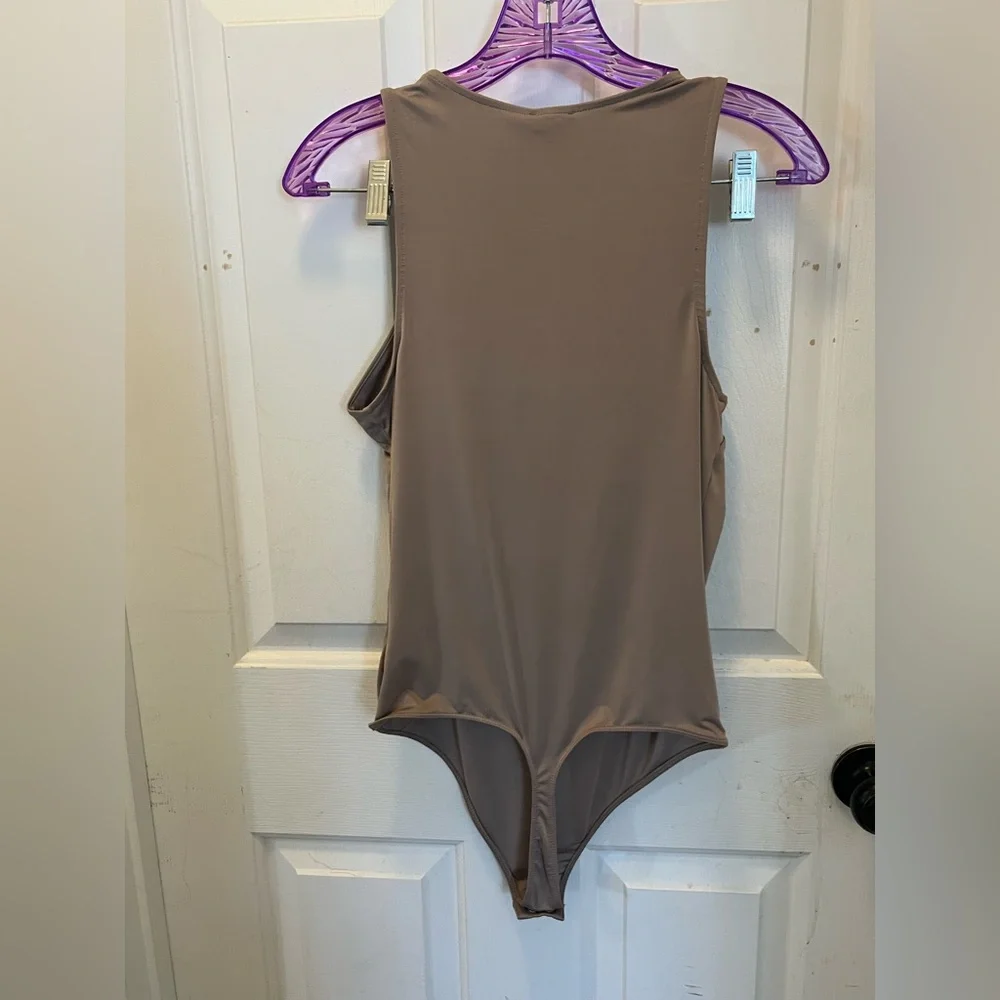NWT Express Peek-a-Boo Body Contour Tank Bodysuit - Tan - Sz Medium - Picture 3 of 10